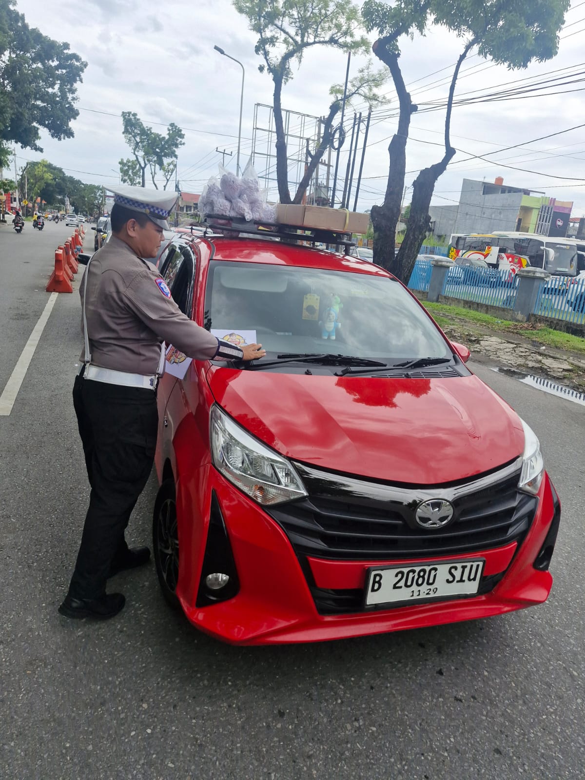 Satlantas Polresta Padang beri edukasi tentang Hotline 110 ke pengguna jalan