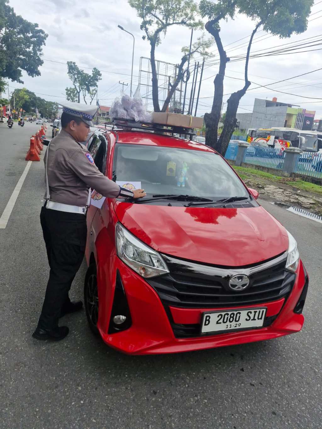 Satlantas Polresta Padang beri edukasi tentang Hotline 110 ke pengguna&nbsp;jalan