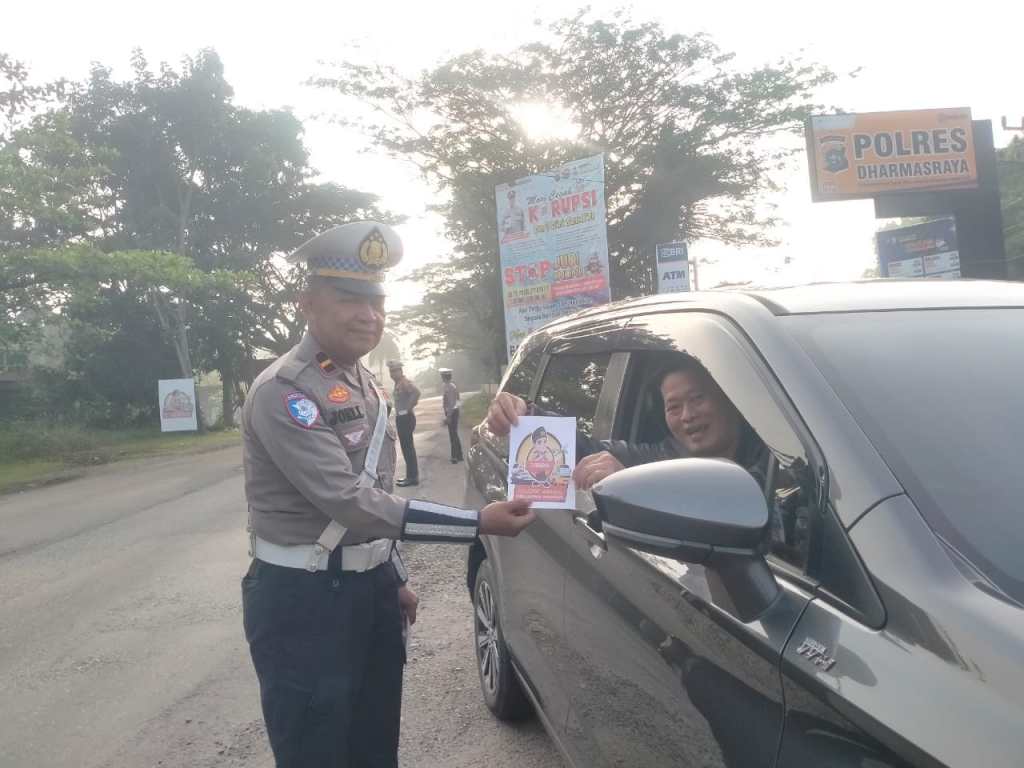 Sat Lantas Polres Dharmasraya Sosialisasikan “Mudik Aman, Keluarga Nyaman” Melalui Selebaran dan&nbsp;Stiker