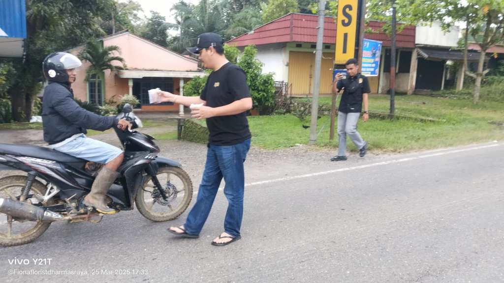 Satresnarkoba Polres Dharmasraya Gelar Kegiatan Pembagian Takjil di Jalan Lintas&nbsp;Sumatera