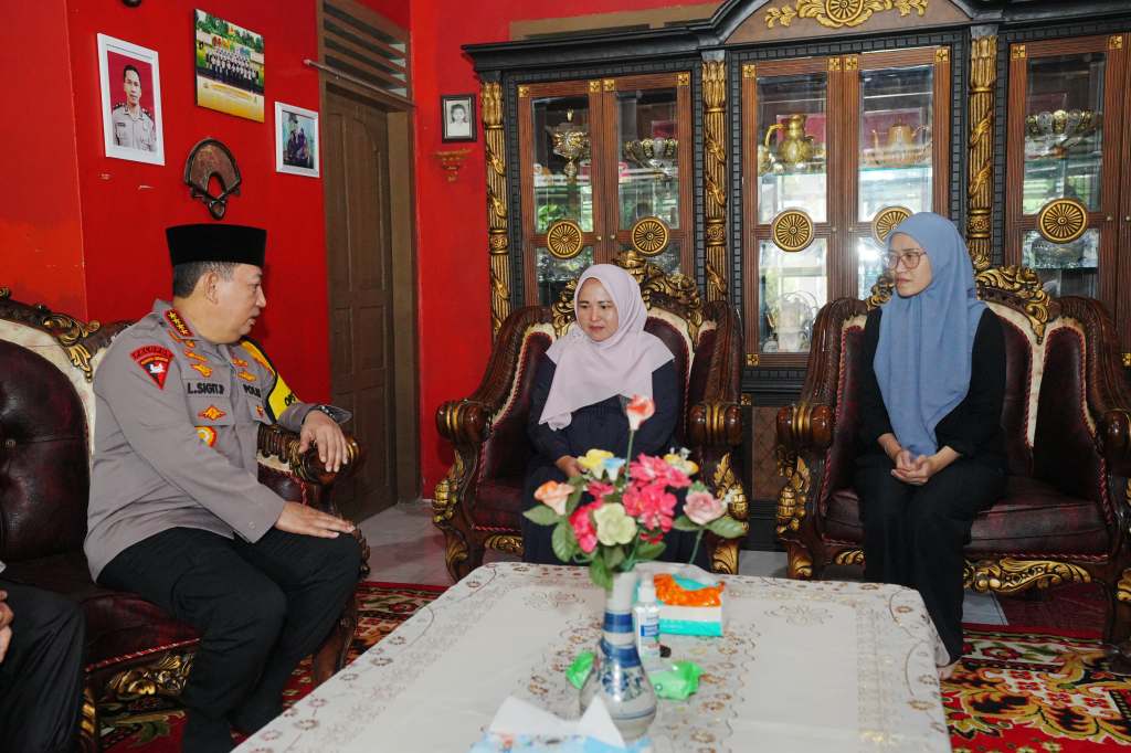Momen Hangat Kapolri Kunjungi Keluarga AKP Anm Lusiyanto, Ungkap Dukacita&nbsp;Mendalam