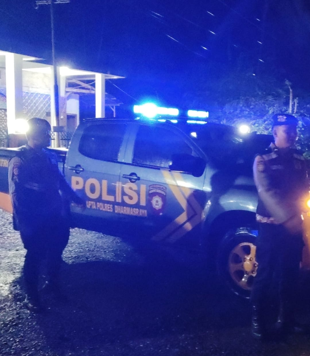 Personel Sat Samapta Polres Dharmasraya Amankan Salat Tarawih di Masjid Nurul Mukhlisin