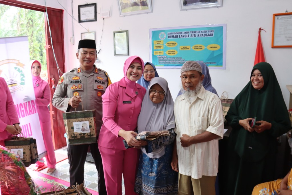 Jelang Hari Raya Idul Fitri 1446 H, Kapolres Pasbar Sambangi Panti Asuhan dan Rumah Lansia di Pasaman&nbsp;Barat