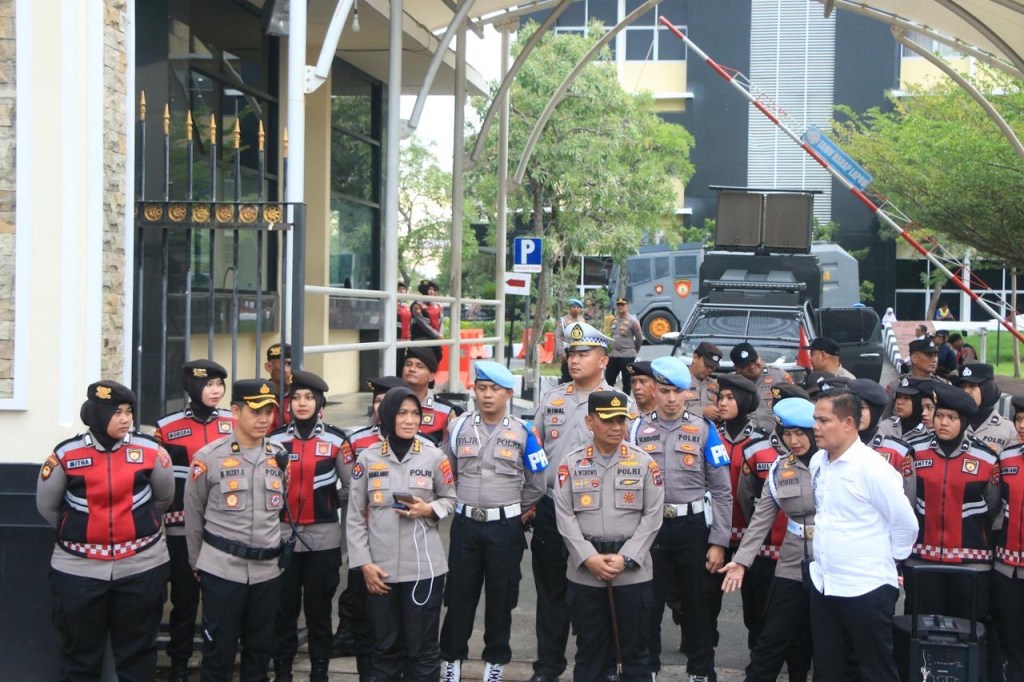POLDA SUMBAR BERTINDAK TEGAS NAMUN HUMANIS DALAM PEMBUBARAN AKSI DI POLDA SUMBAR : Mengedepankan Aturan dan Pembinaan Generasi&nbsp;Muda