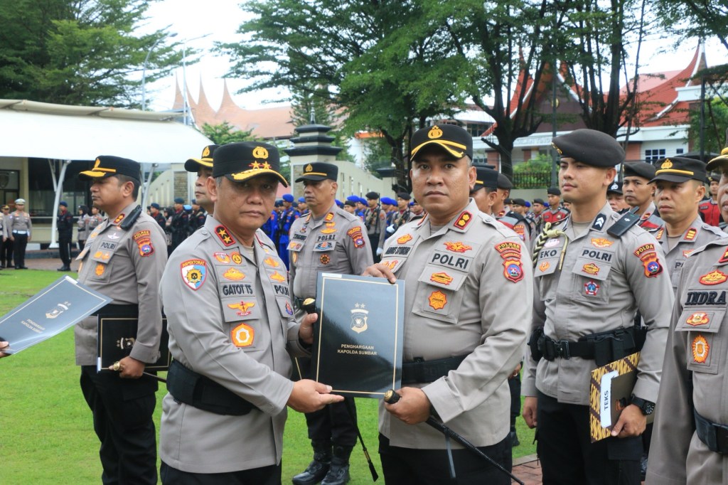 Kapolda Sumbar Berikan Penghargaan Kepada Polres, Polsek dan Personel Jajaran Polda&nbsp;Sumbar
