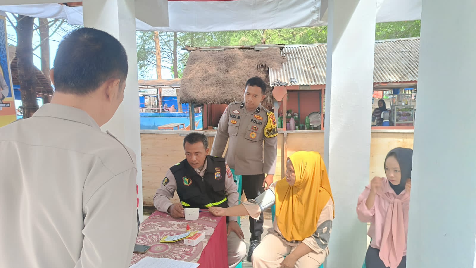 Polres Pasbar Berikan Pelayanan Kesehatan Kepada Pengunjung Objek Wisata Pantai Sasak