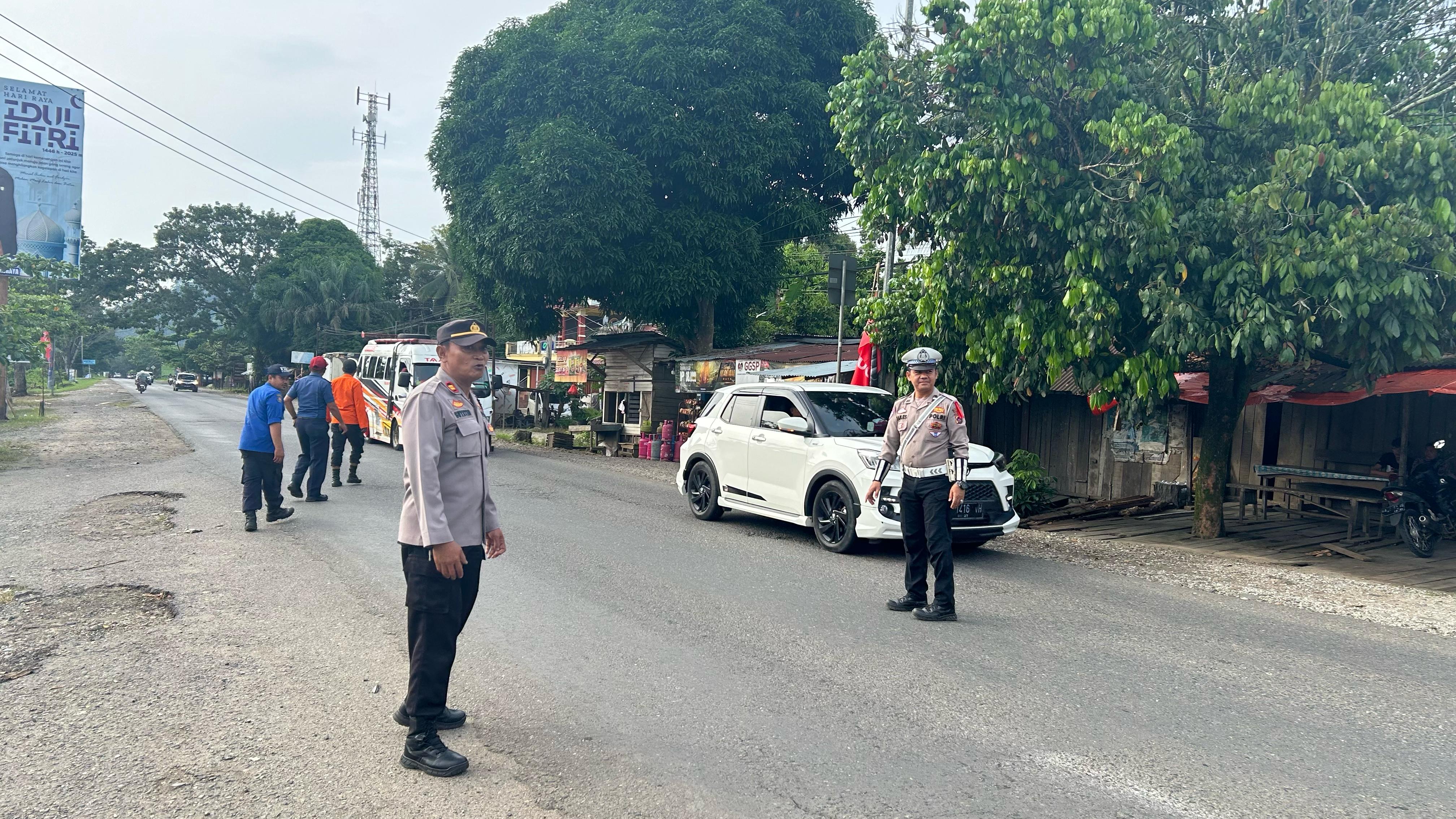 Personel Polsek Sitiung Siaga di Pos Pam Ketupat 2025 Gunung Medan untuk Mengantisipasi Arus Balik