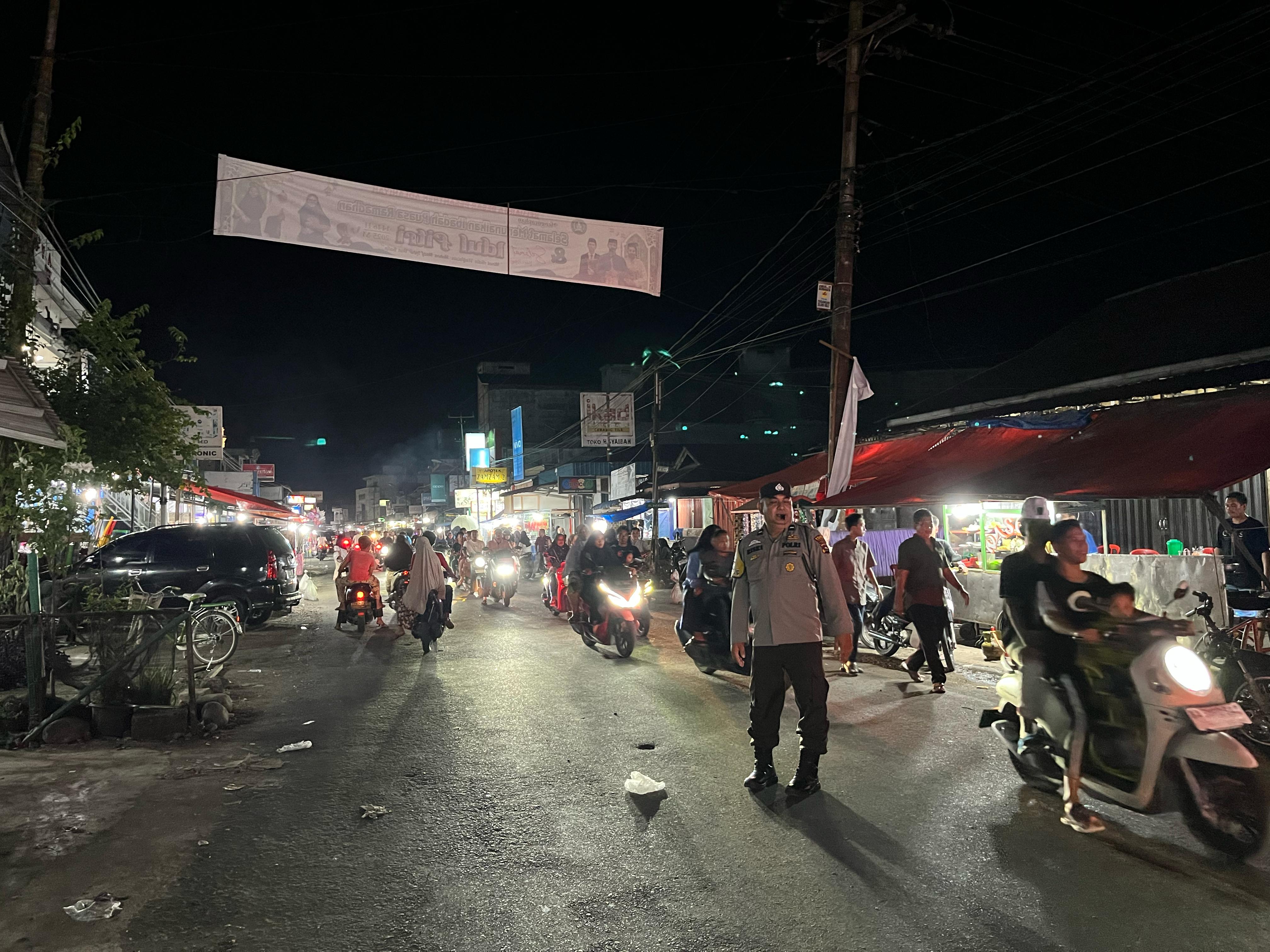 Guna Memberikan Kenyamanan dan Kelancaran Bagi Pemudik dan Masyarakat, Personel Pos Pelayanan Ujung Gading, Kabupaten Pasaman Barat Lakukan Rekayasa Lalu Lintas