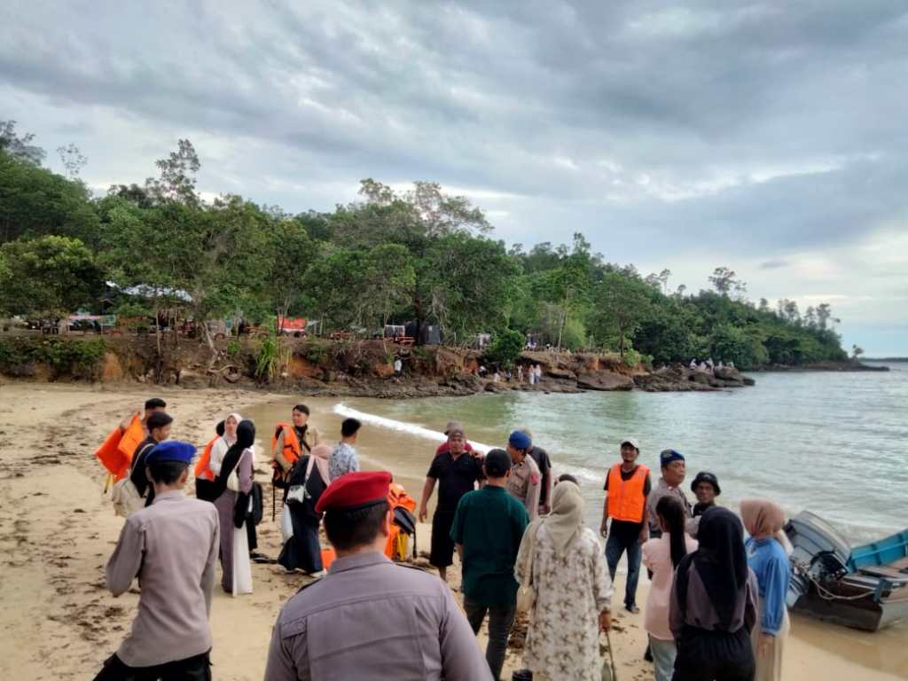 Pantai Teluk Tapang, Kecamatan Sungai Beremas, Kabupaten Pasaman Barat Dipadati&nbsp;Pengunjung
