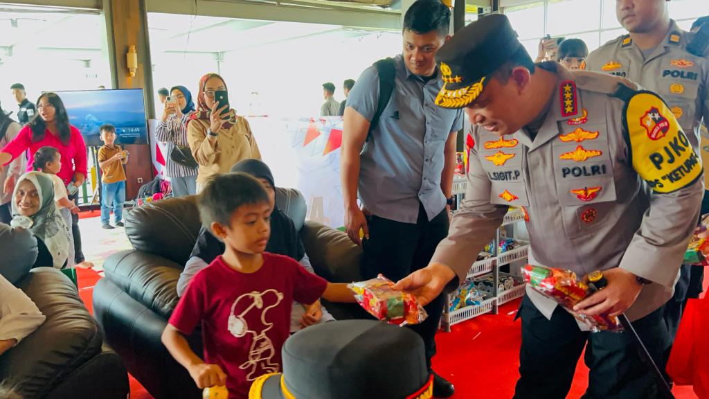 Tinjau Rest Area KM 456, Kapolri Instruksikan Jajaran Maksimal Beri Pelayanan dan Atur Lalin Arus&nbsp;Balik