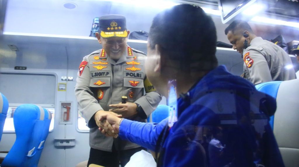 Kapolri Cek Langsung Pelayanan Arus Balik di Stasiun Tawang, Dorong Pemudik Gunakan Kereta&nbsp;Api