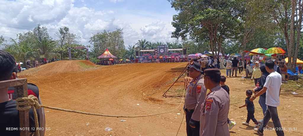 Polres Dharmasraya Amankan Final Motor Cross di Sungai&nbsp;Rumbai
