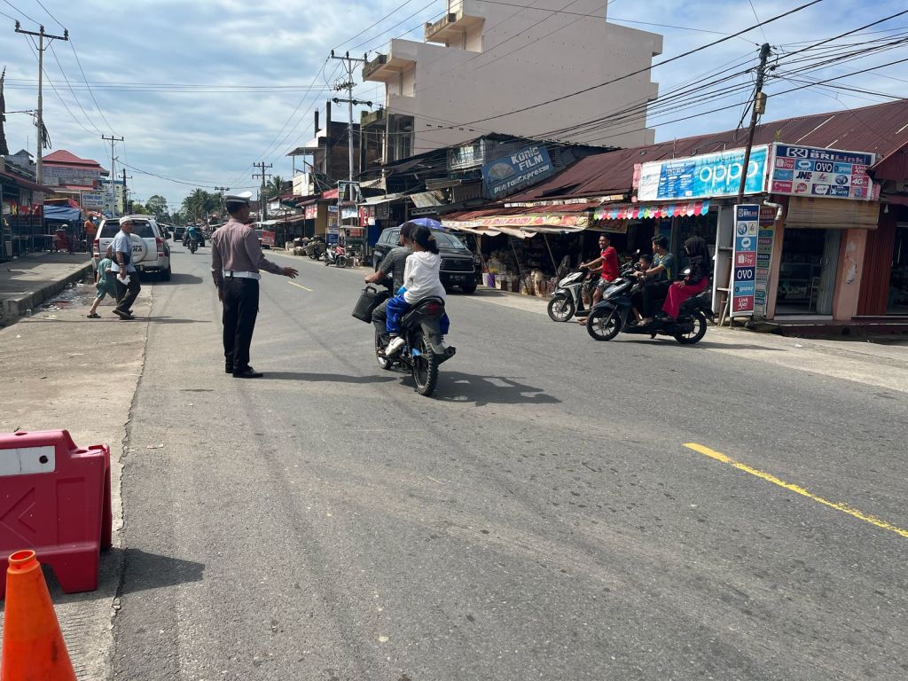 Sat Lantas Polres Pariaman melaksanakan pengaturan Arus Lalu Lintas di Pasar&nbsp;Pariaman