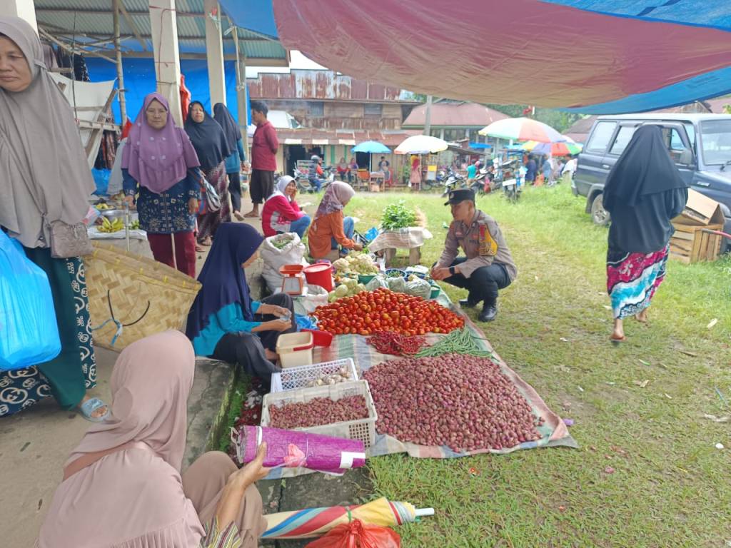 Monitoring Perkembangan Harga Bahan Pokok Pasca Lebaran 2025, Polsek Tanjung Emas Lakukan Patroli ke Pasar Koto&nbsp;Tangah