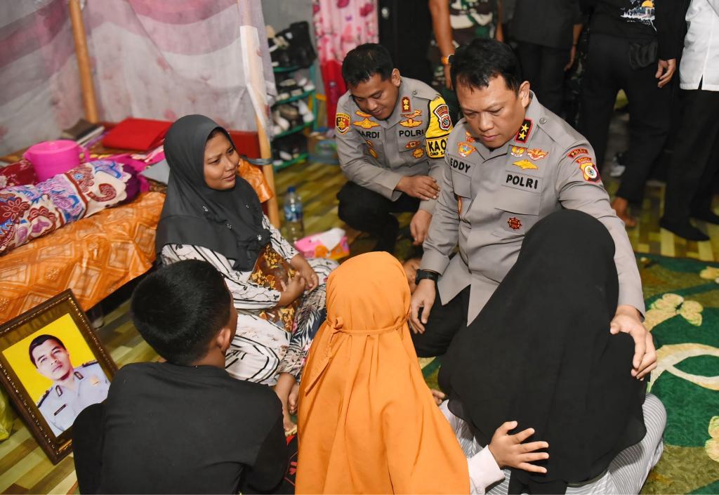 Gugur Saat Lerai Bentrokan, Bripka Husni Dianugerahi Kenaikan Pangkat&nbsp;Anumerta