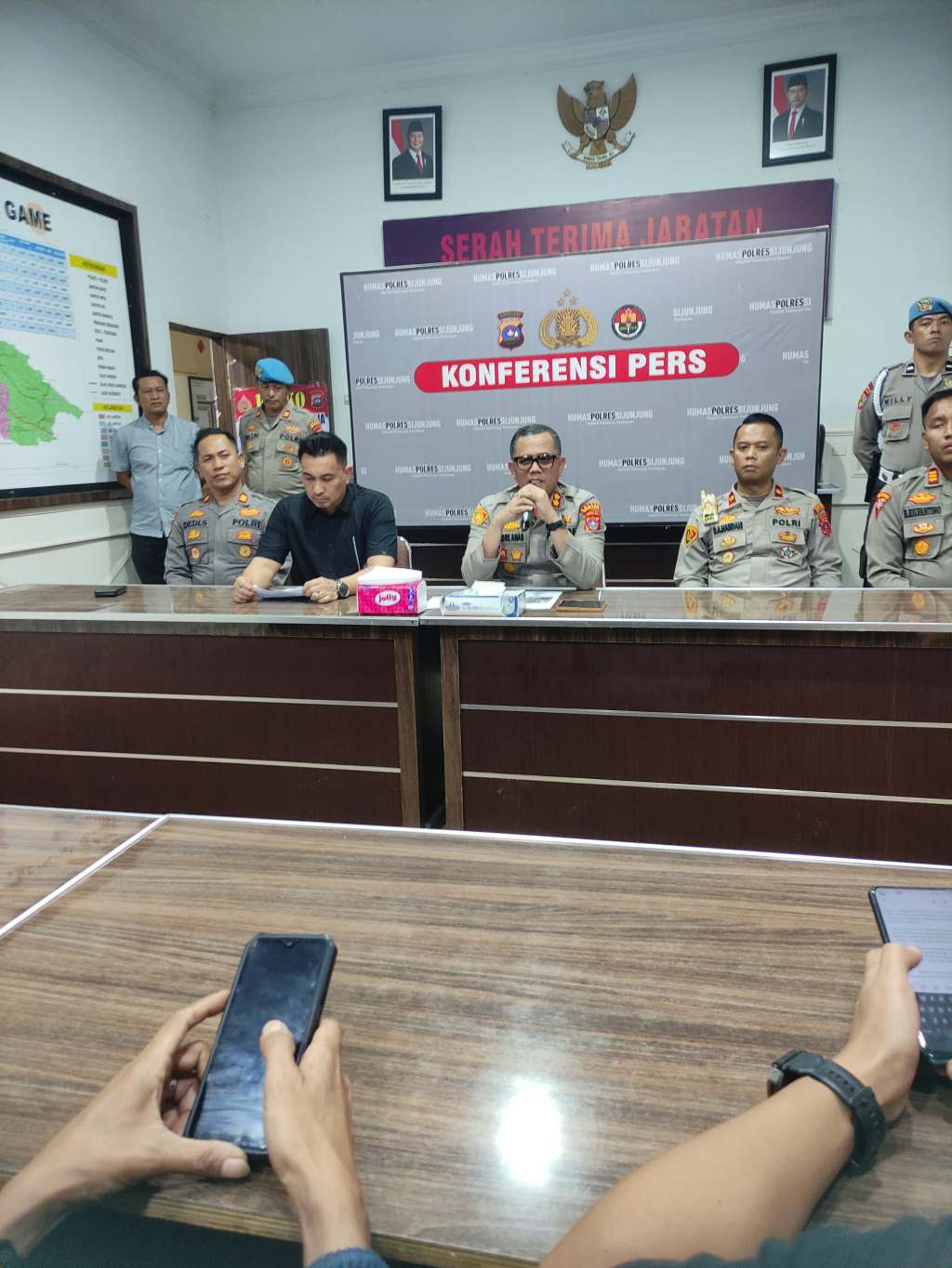 Polres Sijunjung Gelar Konferensi Pers Tanggapi Dugaan pemerasan 4 Wartawan Riau di Tanjung&nbsp;Lolo