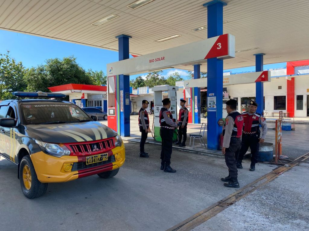 Sat Samapta Polres Dharmasraya Gelar Patroli ke SPBU dan Minimarket, Cegah Gangguan&nbsp;Kamtibmas