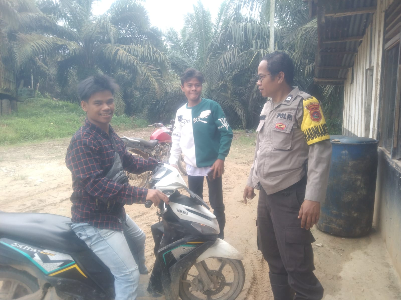 Tiada Hari Tanpa Silaturrahmi, Bhabinkamtibmas Nagari Padang Laweh Ajak Warga Tertib Berlalu Lintas