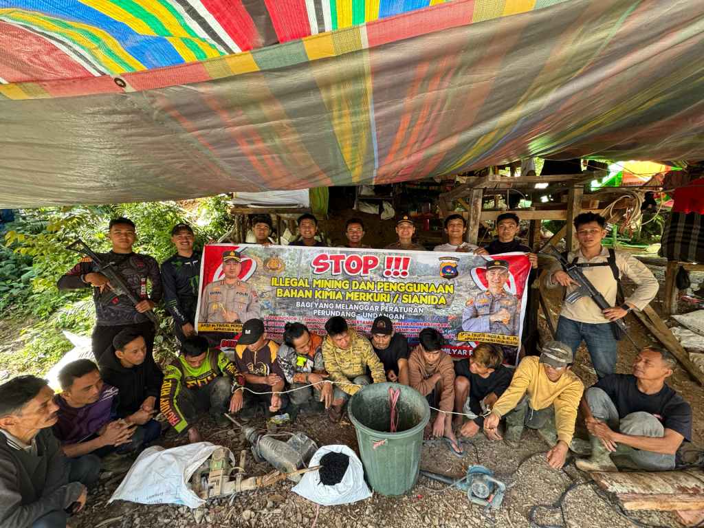 10 Orang Diamankan Tim Gabungan Sat Reskrim Polres Solok Selatan Bersama Polsek KPGD Saat Grebek Tambang&nbsp;Ilegal.