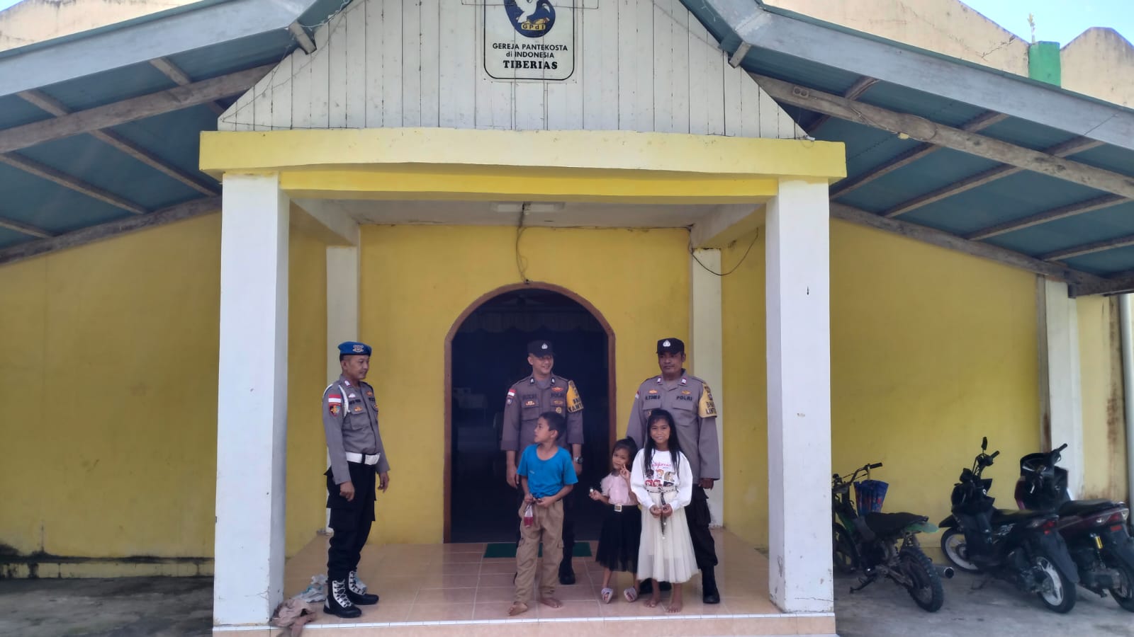 Bhabinkamtibmas Polsek Siberut Amankan Ibadah Jumat Agung Umat Nasrani