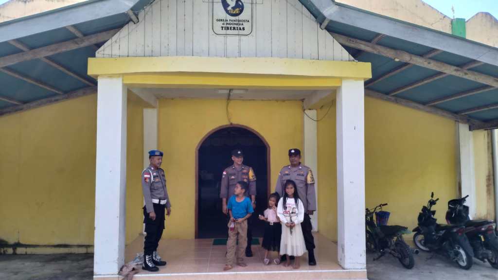 Bhabinkamtibmas Polsek Siberut Amankan Ibadah Jumat Agung Umat&nbsp;Nasrani