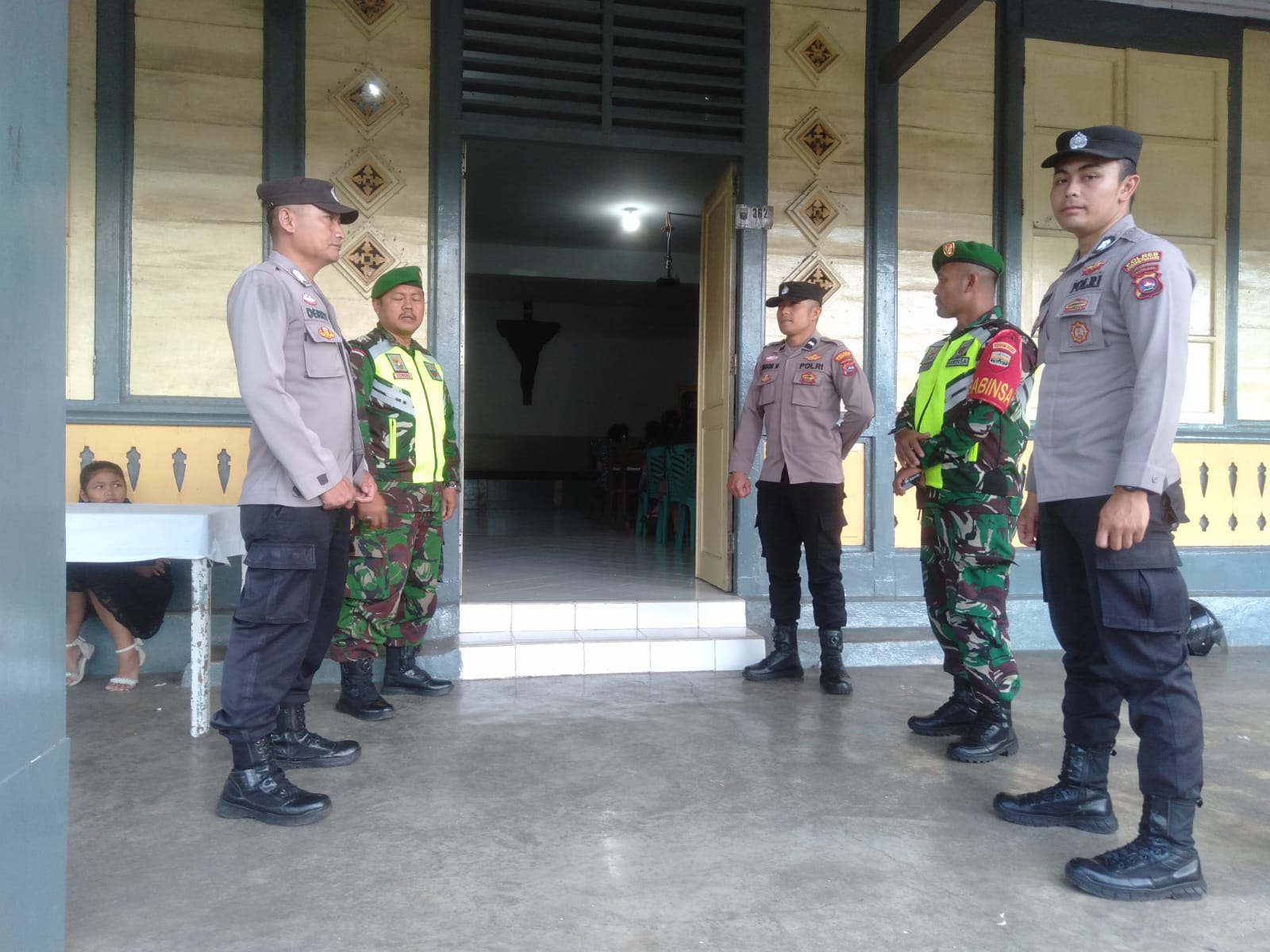 Personel Polres Padang Panjang Laksanakan Pengamanan Ibadah di Gereja