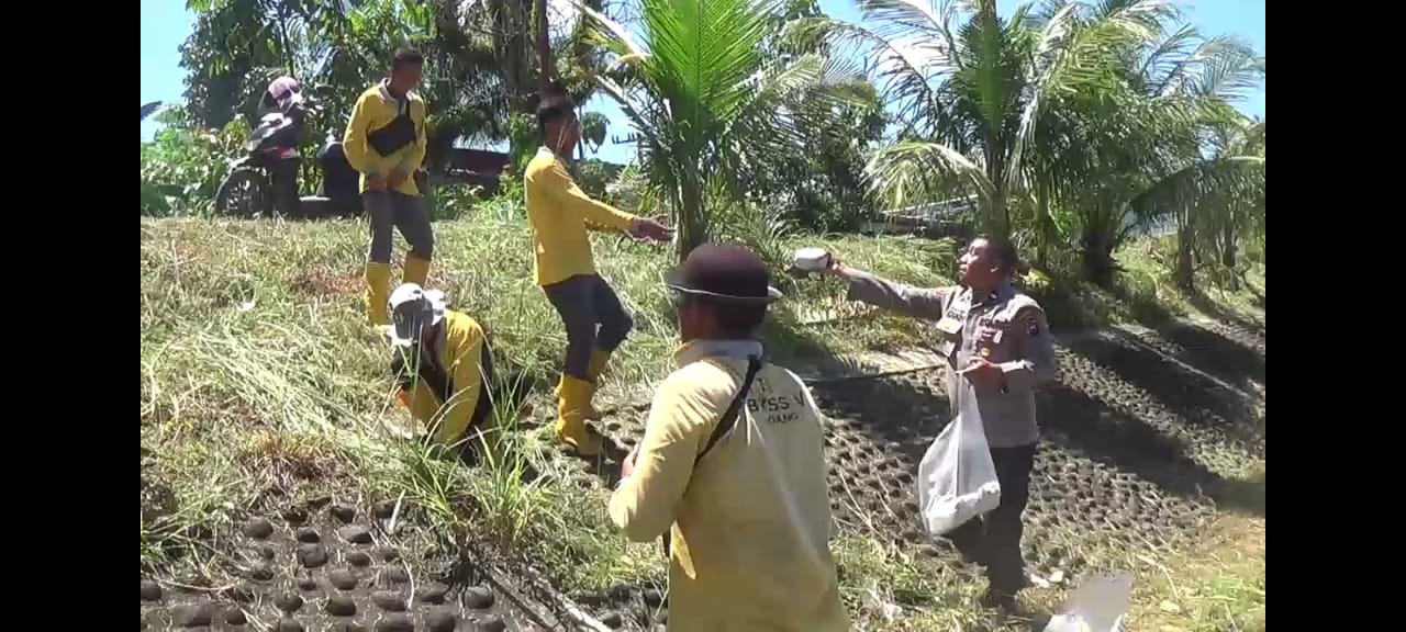 Aipda Dian berbagi nasi bungkus Untuk Petugas Kebersihan di Padang.