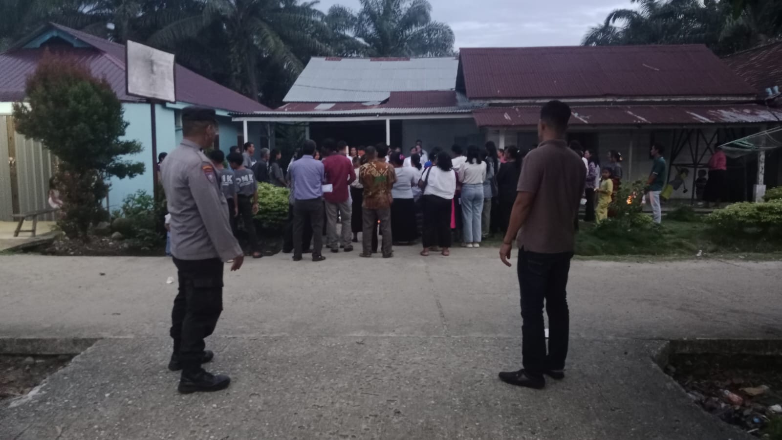 Polsek Sungai Rumbai Amankan Ibadah Malam Paskah Umat Katolik di Kurnia Selatan
