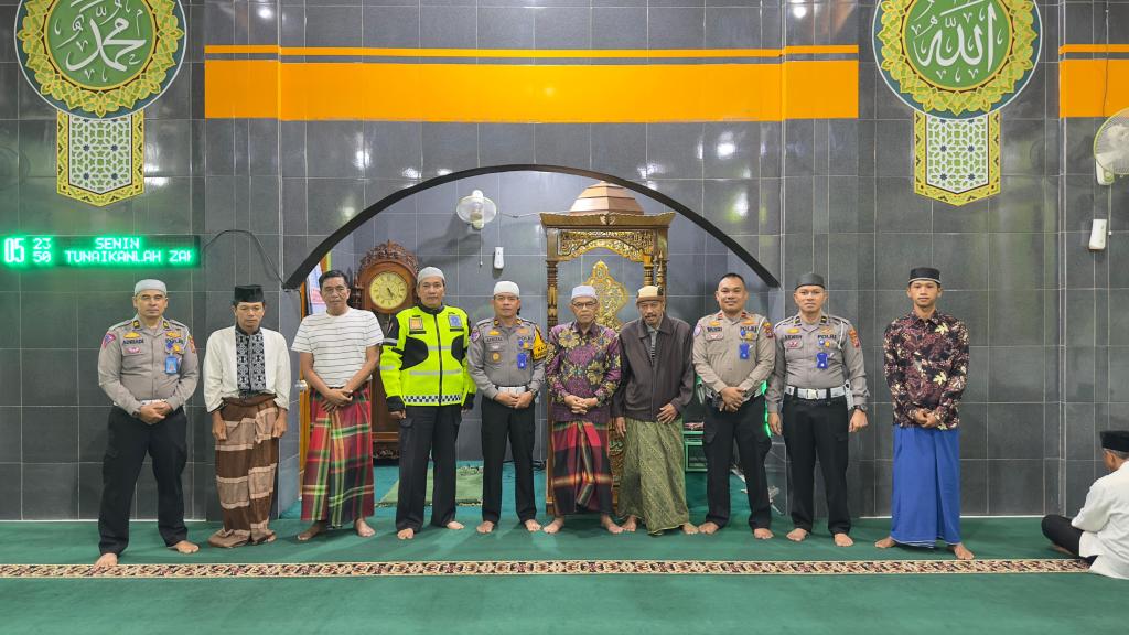 Gerakan Sholat Subuh Berjama’ah (GSSB) Personel Satlantas Polres Pasaman Datangi Mesjid Raya Pauah Lubuk&nbsp;Sikaping