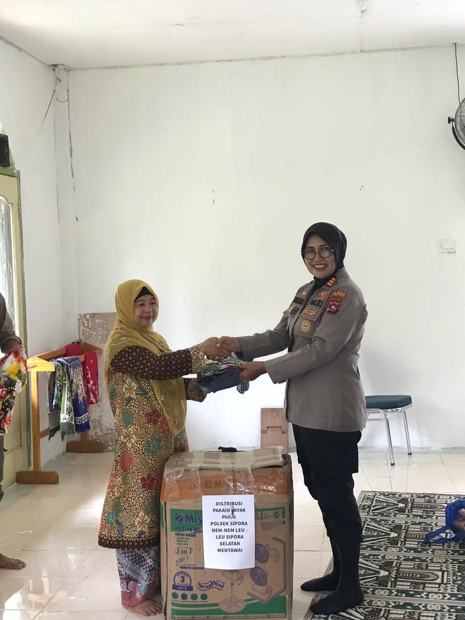Kapolsek Sipora AKP Herlina Distribusikan Pakaian Layak Pakai di Masjid Mujahidin, Desa Nemnem Leleu Kec. Sipora&nbsp;Selatan