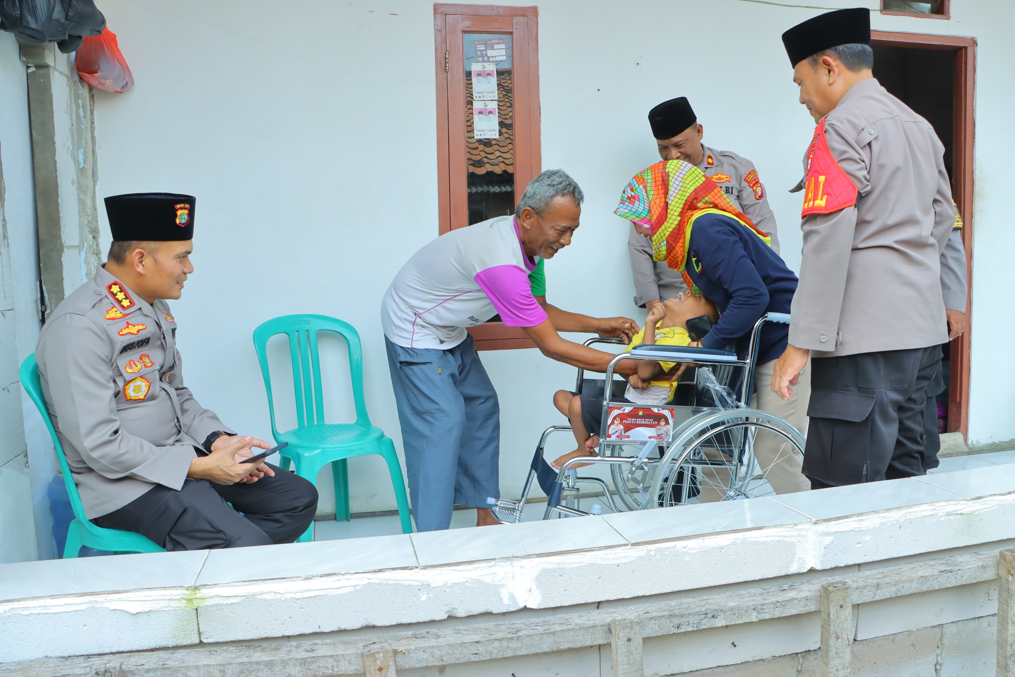 Polisi Beri Bantuan Kursi Roda untuk Penderita Celebral Palsy-Lansia di Bekasi dan Karawang