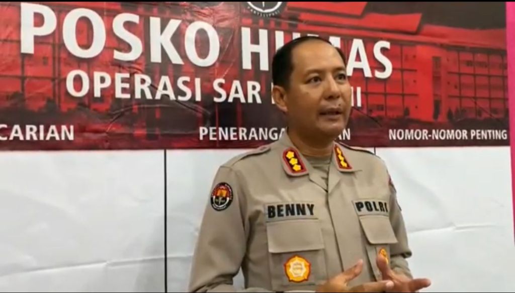 Personel Berjalan Kaki Sisir Daratan Dalam Pencarian Iptu Tomi Samuel&nbsp;Marbun