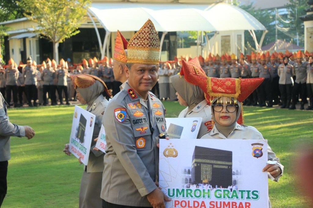 Berkah Idul Adha: Kapolda Sumbar Hadiahkan Umrah Gratis untuk 12 Personel&nbsp;Polda