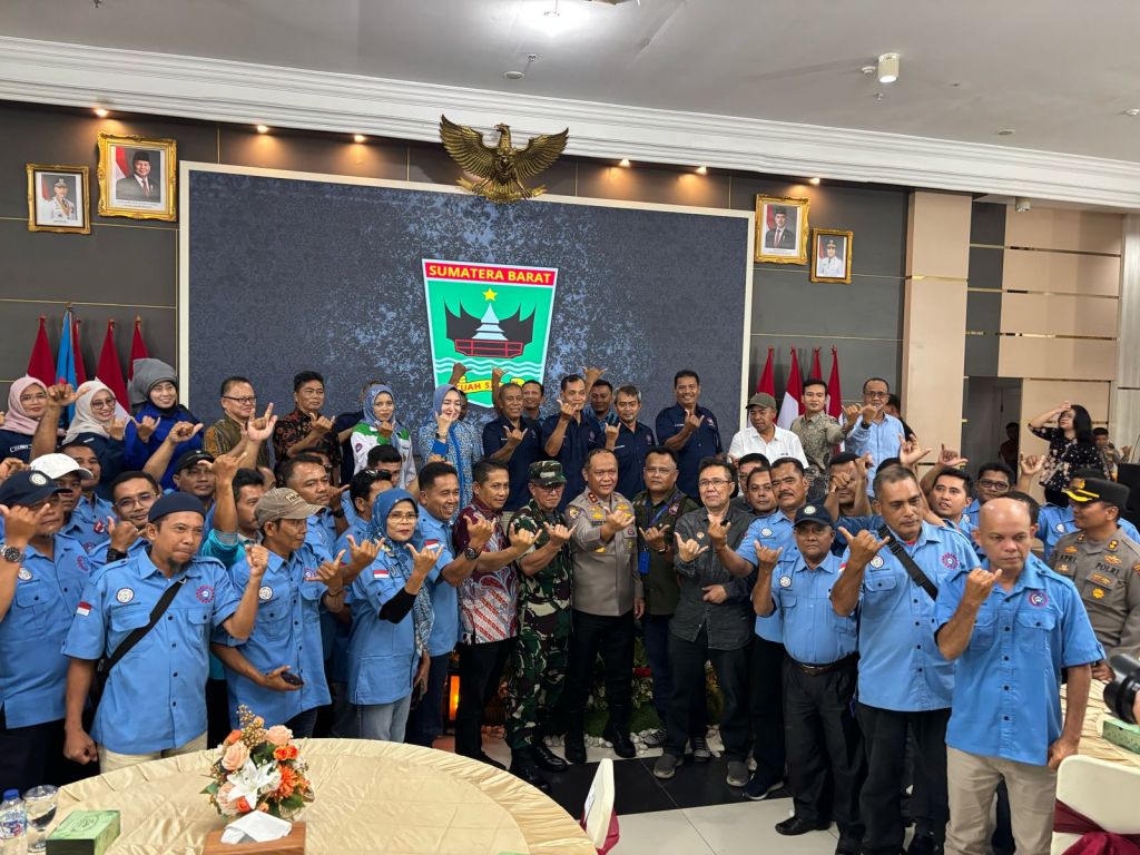 Sinergi Solid di Hari Buruh Sumbar: Halal Bihalal KSPSI, Apresiasi Kenaikan Upah, hingga Kejutan dari Kapolda&nbsp;Sumbar