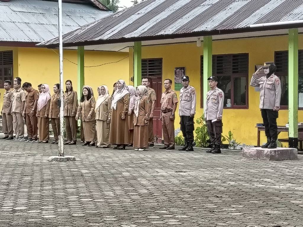 Kapolsek Sipora Tekankan Bahaya Narkoba,&nbsp; Balap Liar dan Tawuran Dalam Pembinaan Upacara di SMAN 1&nbsp;Sipora