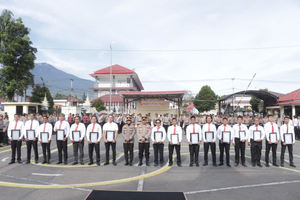 Kapolresta Bukittinggi Beri Penghargaan Atas Ungkap Kasus Kriminal dan&nbsp;Narkoba