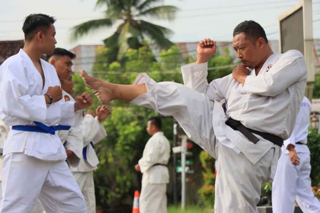 Tingkatkan Kemampuan, Personel Polres Solok Kota Gelar Latihan Bela&nbsp;Diri