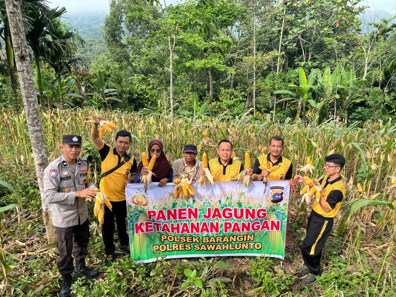 Kapolsek Barangin dan Jajaran Laksanakan Panen Jagung Bersama Warga, Dukung Program Ketahanan Pangan Nasional