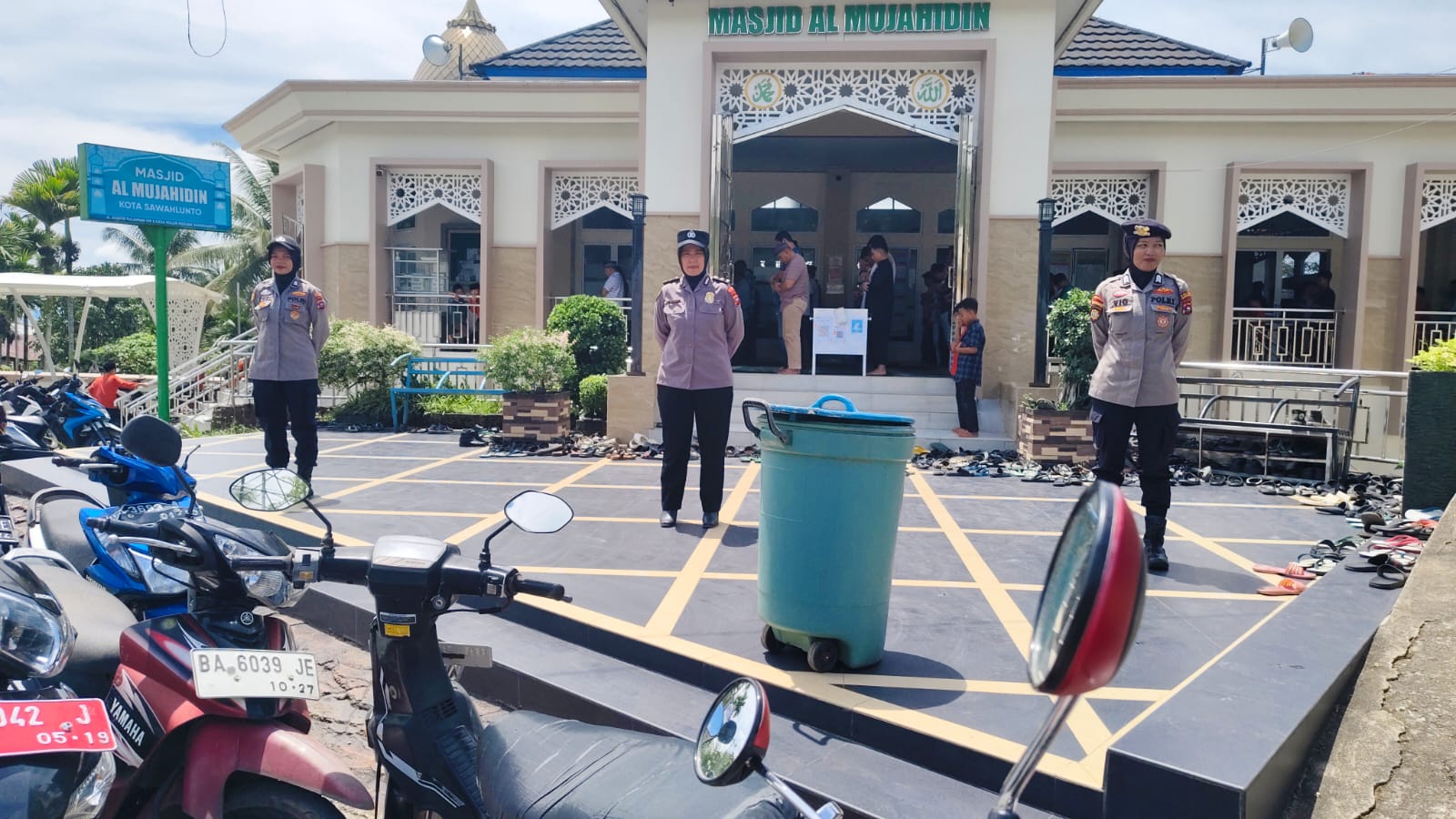 Tingkatkan Rasa Aman, Polwan Polres Sawahlunto Laksanakan Pengamanan Sholat Jumat di Dua Masjid Wilayah Kecamatan Barangin