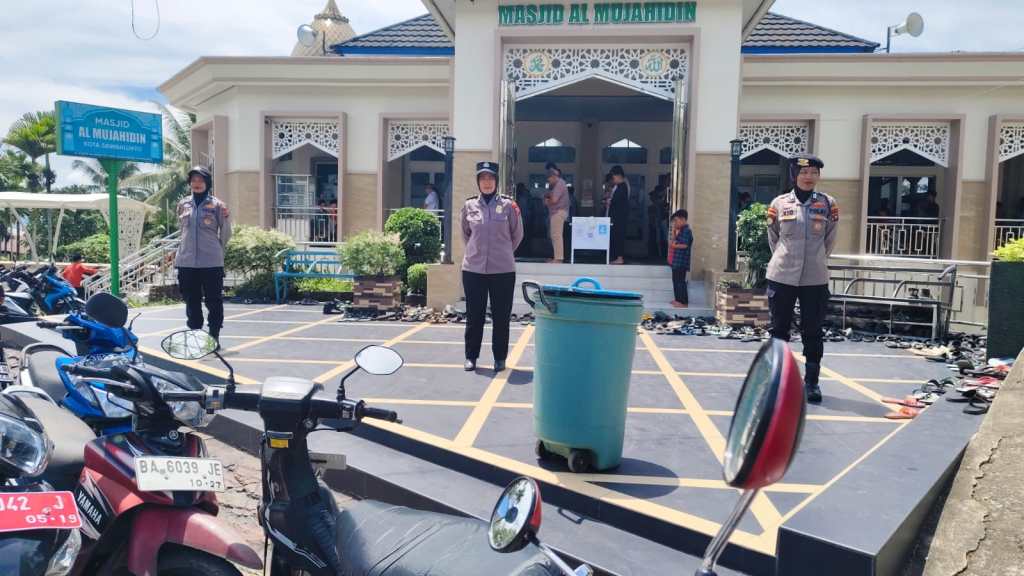 Tingkatkan Rasa Aman, Polwan Polres Sawahlunto Laksanakan Pengamanan Sholat Jumat di Dua Masjid Wilayah Kecamatan&nbsp;Barangin