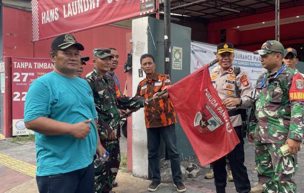 Polisi Tertibkan Ratusan Bendera Ormas di&nbsp;Jakpus