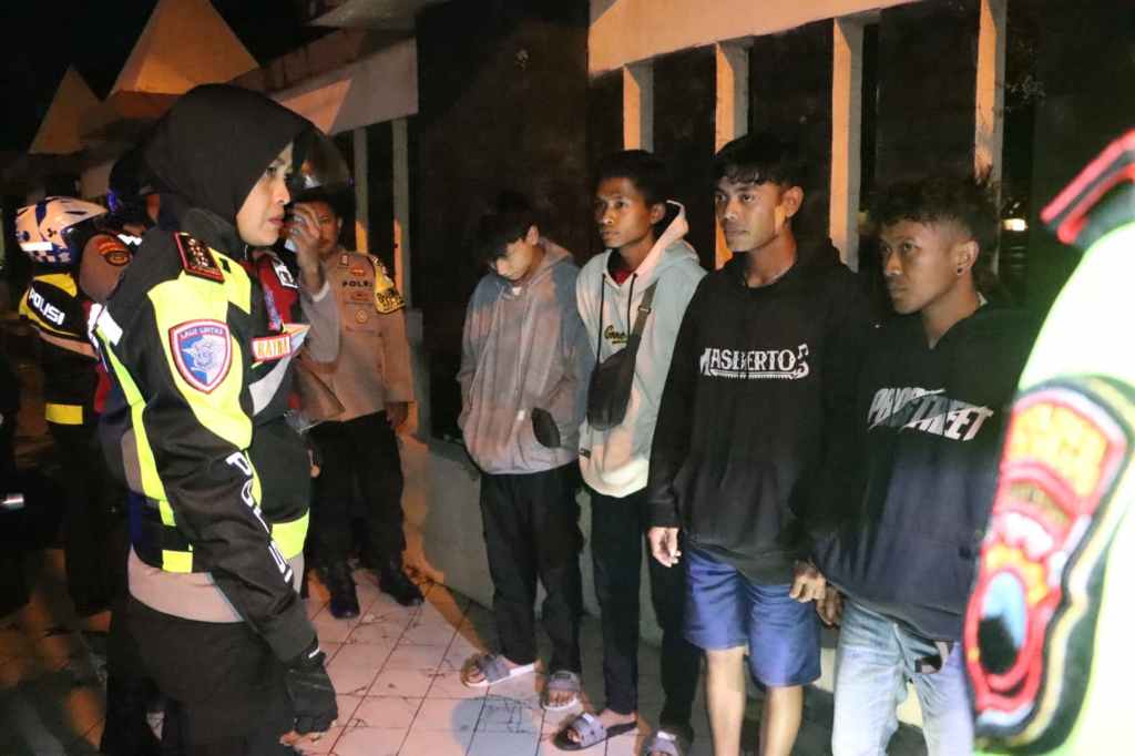 Patroli malam hari cegah aksi premanisme, AKBP Ratna temukan remaja nongkrong dan minum&nbsp;miras.