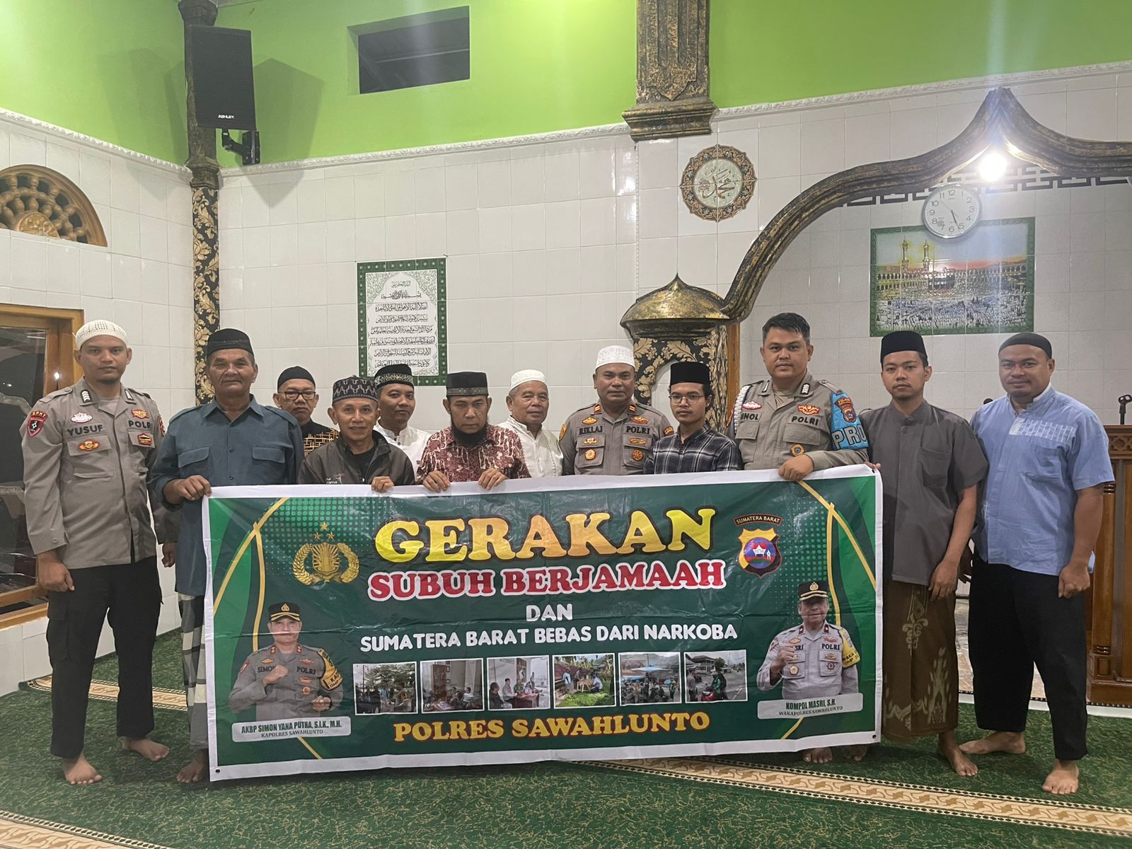 Dekatkan Diri dengan Masyarakat, Kapolsek Sawahlunto Iptu Riki Asjoni, S.H. Pimpin Gerakan Subuh Berjamaah di Masjid Al Hidayah