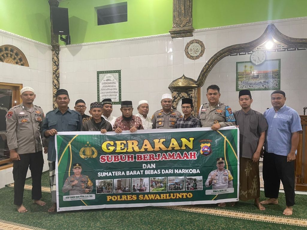 Dekatkan Diri dengan Masyarakat, Kapolsek Sawahlunto Iptu Riki Asjoni, S.H. Pimpin Gerakan Subuh Berjamaah di Masjid Al&nbsp;Hidayah