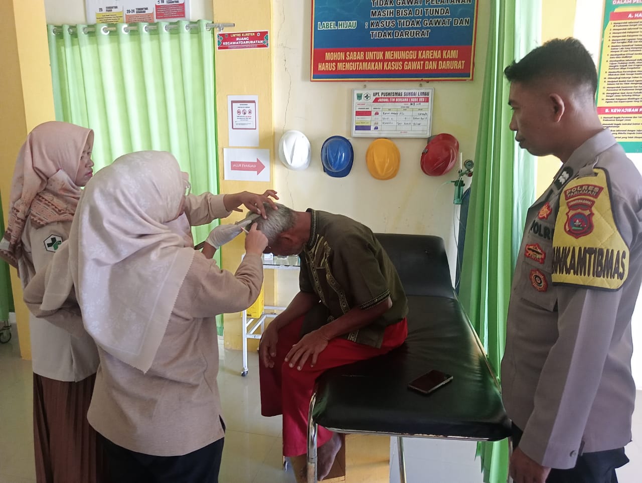Peduli Warga Binaan, Bhabinkamtibmas Polsek Sungai Limau Antarkan Korban Penganiayaan ke Puskesmas