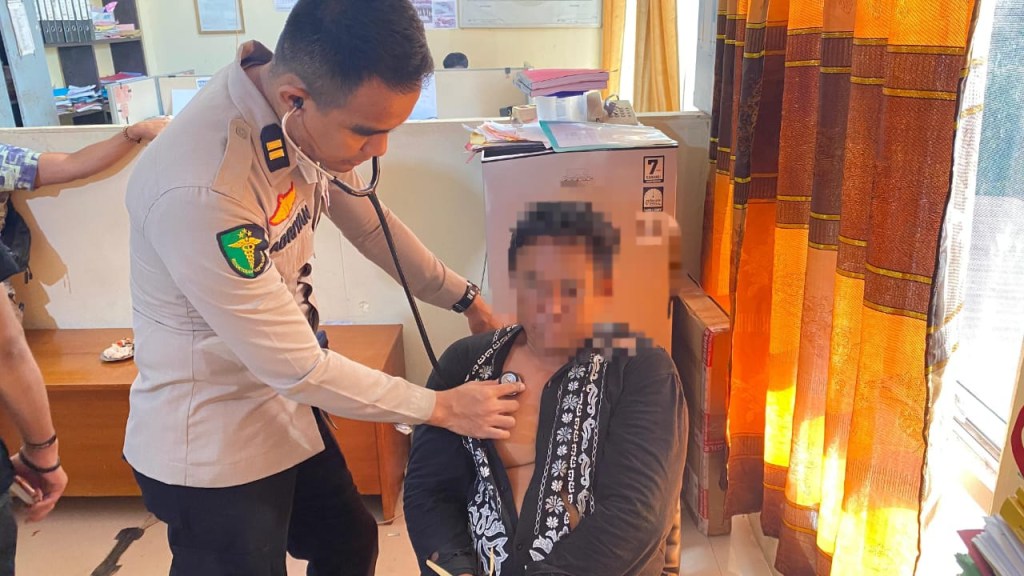 Kasidokkes Polres Dharmasraya Lakukan Pemeriksaan Kesehatan terhadap Tersangka Penganiayaan yang Menyebabkan Korban Meninggal&nbsp;Dunia