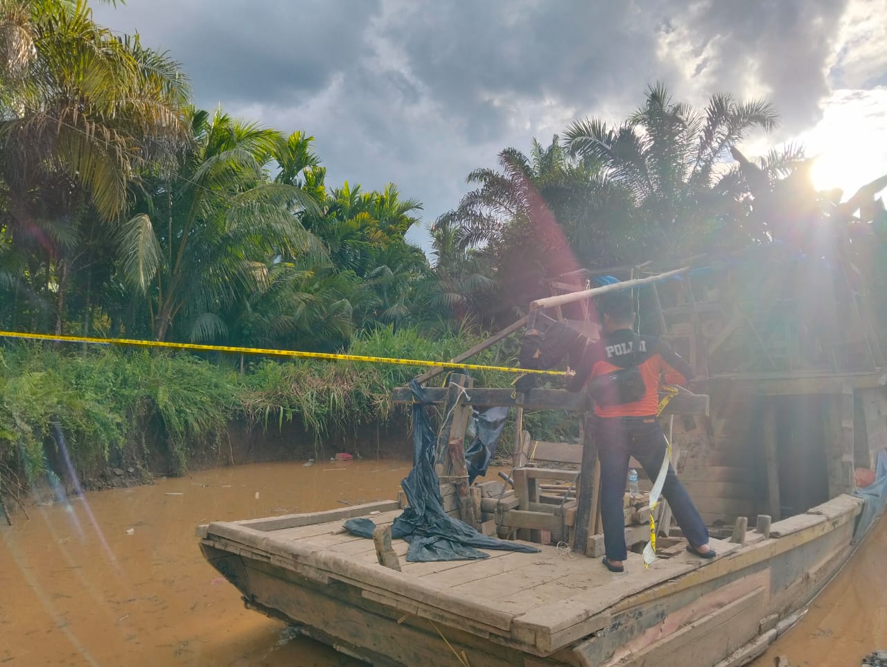 Polres Solok Selatan Tindak Kapal Ilegal Mining di Pulau Karam Kecamatan Sangir Batang Hari Kab. Solok Selatan