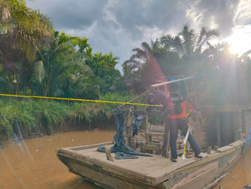 Polres Solok Selatan Tindak Kapal Ilegal Mining di Pulau Karam Kecamatan Sangir Batang Hari Kab. Solok&nbsp;Selatan