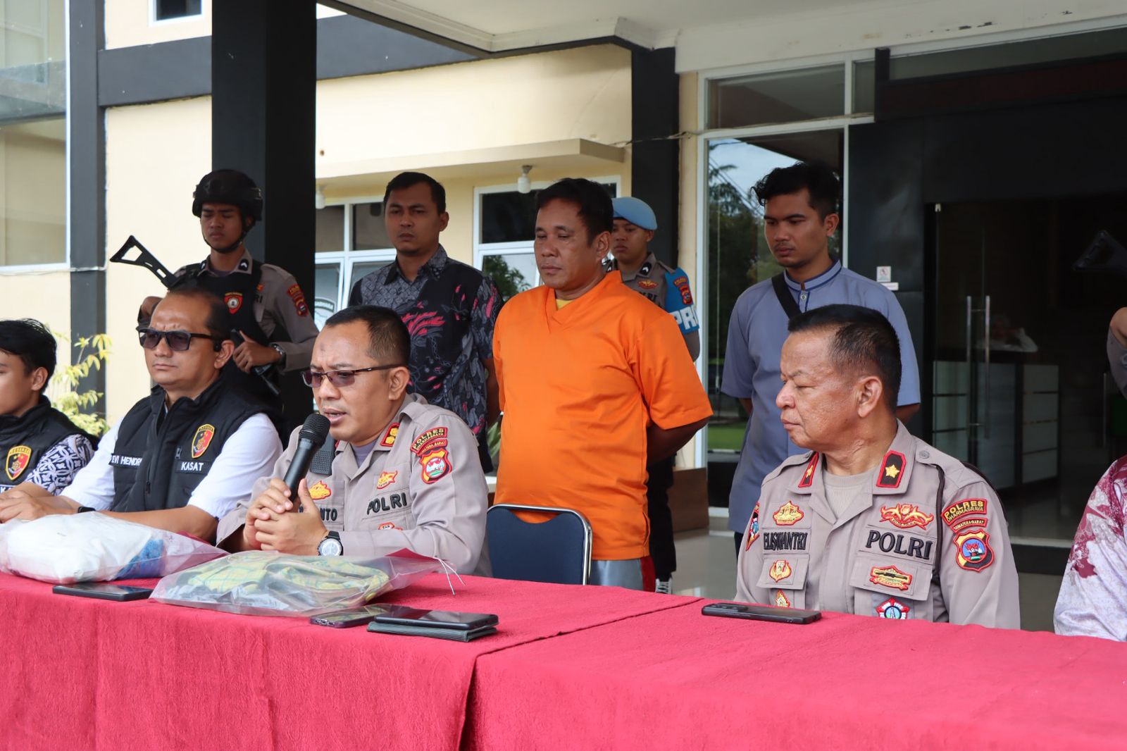 Kapolres Dharmasraya Pimpin Konferensi Pers Ungkap Pelaku Penganiayaan Anak Tiri hingga Tewas