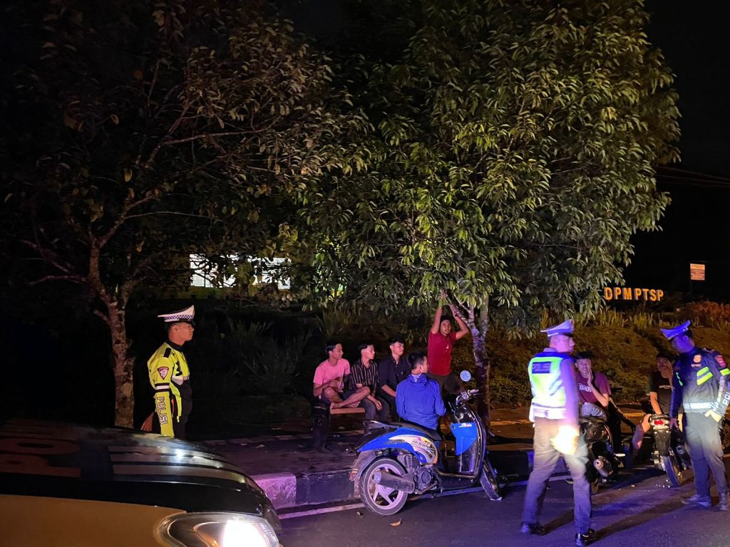 “Malam Minggu Aman: Patroli Intensif Polres Solok Selatan Cegah Balap Liar dan Gangguan Kamtibmas”